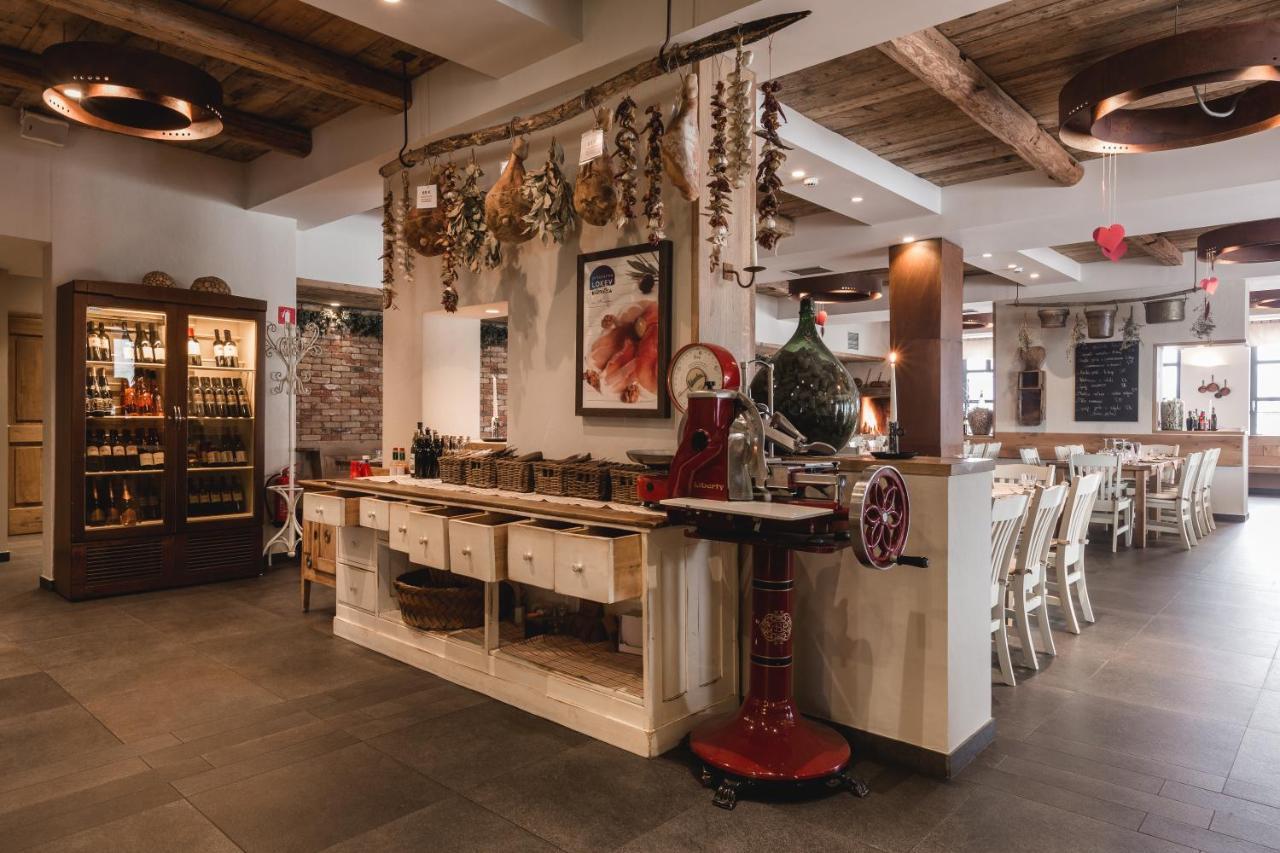 Hotel Grof Vransko Bagian luar foto